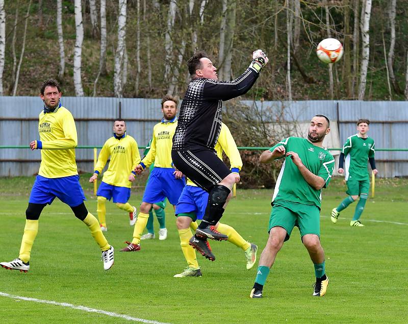 Dalovice (ve žlutém) slavily o víkendu výhru 3:1 nad týmem Sedlece (v zeleném).