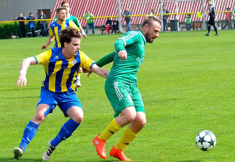 První jarní krajské derby bylo o víkendu na programu na dvorském stadionu, kde tvrdili roli favorita hráči v trikotech karlovarského 1.FC, kterým se postavila do cesty fotbalová družina Mariánských Lázní (ve žlutém). Právě Mariánské Lázně na půdě favorita