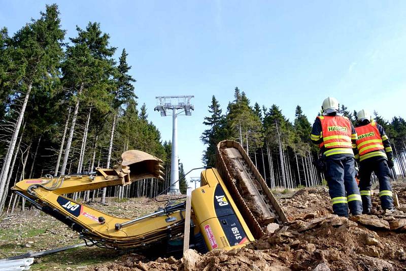 Nehoda bagru při výstavbě ve Skiareálu Klínovec.