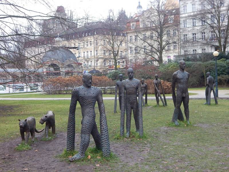 Centrum města Karlovy Vary zůstává i nadále prázdné. Lidé věří, že se po rozvolnění opatření život do města zase vrátí a turisté začnou do centra opět přijíždět.