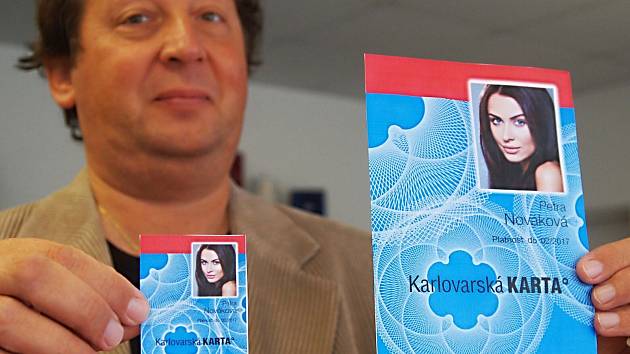 TAK VYPADÁ nová Karlovarská karta, kterou Deníku ukázal Pavel Bohánek, šéf Dopravního podniku. Vlevo je originální velikost, ta druhá je její zvětšený grafický návrh.
