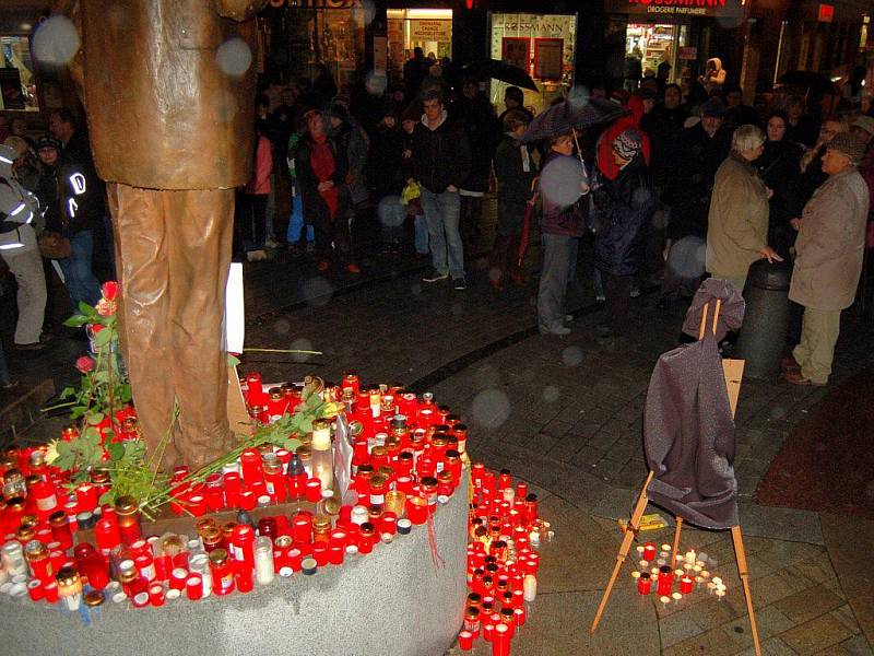 Karlovaráci si v pátek odpoledne připomínali památku Václava Havla