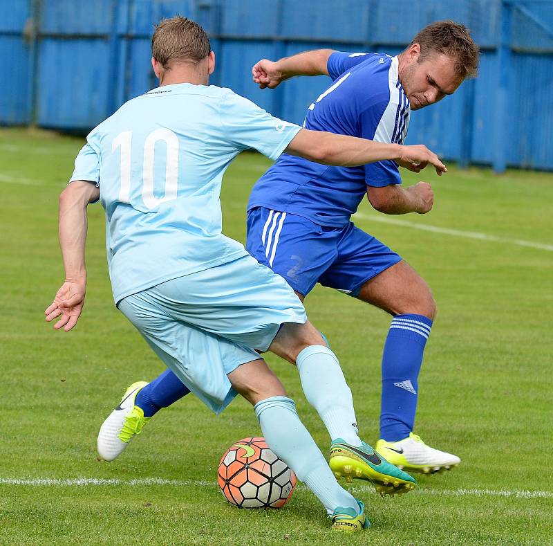 Divizní Chomutov (ve světlém) potvrdil své kvality, když na hřišti Nejdku (v modrém) urval výhru 3:1, čímž si zajistil postup do prvního kola MOL Cupu, ve kterém v sobotu 22. července bude hostit od 17.00 hodin Vyšehrad.