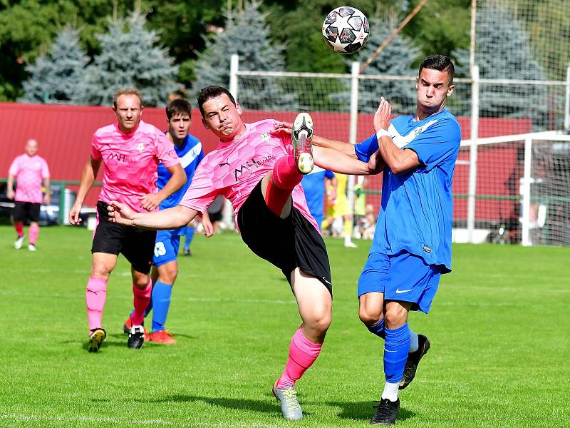 Cenný bod si připsala ve 4. kole krajské I. A třídě na konto rezerva FK Ostrov, která dosáhla v souboji s TJ Karlovy Vary-Dvory po výsledku 1:1 na bodový zisk.