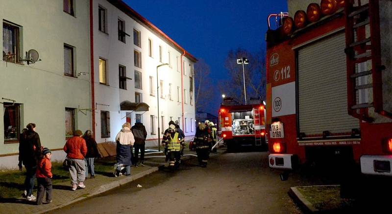 Hasiči zasahovali při požáru ubytovny v Ostrově