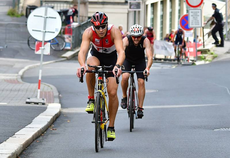 Poklidné lázeňské centrum Karlových Varů opět ožilo triatlonem. V sobotu 11. září se tu konal Český pohár v olympijském triatlonu.
