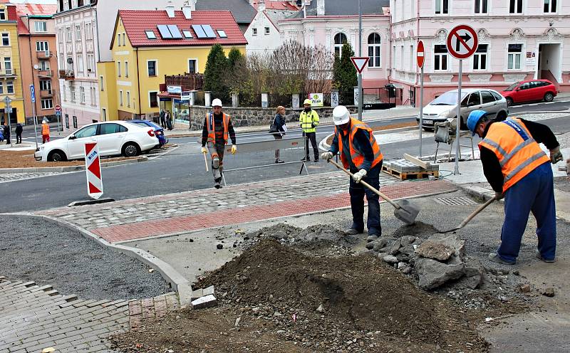 Rekonstrukce Náměstí Václava Řezáče v karlovarských dolních Drahovicích trvala tři měsíce a městskou pokladnu přišla na necelých šest milionů korun.
