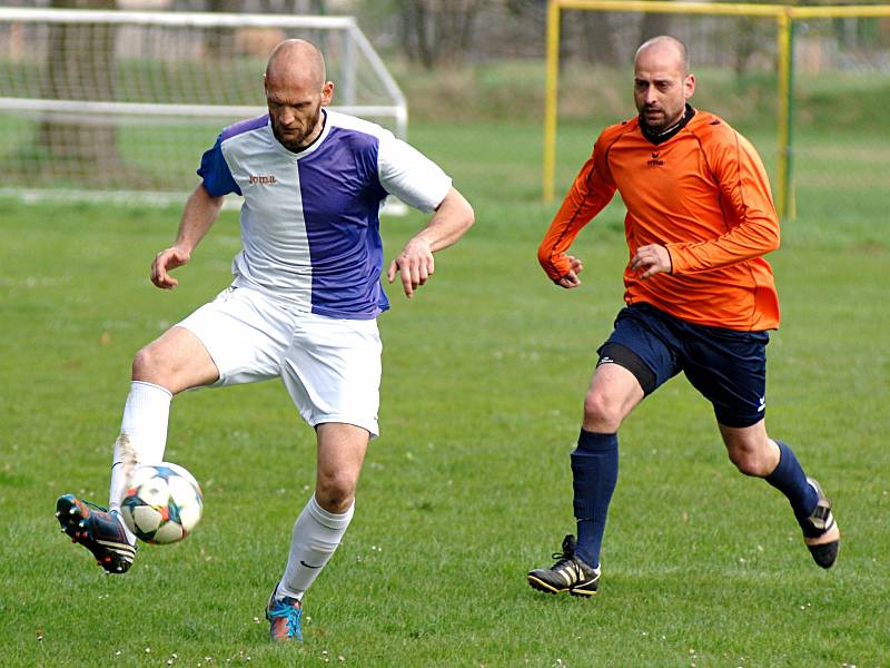 Fotbalisté DDFM Stará Role (v oranžovém) vyhráli v Hroznětíně vysoko 8:3.