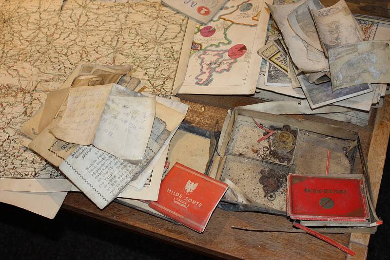V bedně byly dokumenty, fotografie, mapy a další osobní věci patřící dvěma rodinám sudetských Němců.