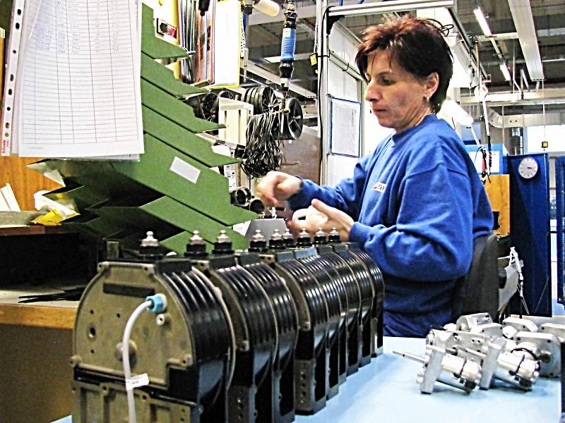 JEDNOU Z NEMNOHA společností v Karlovarském kraji, která v minulých měsících lidi nabírala a počítá i dále se svým rozvojem, je firma na výrobu mazacích systémů SKF Lincoln Chodov.