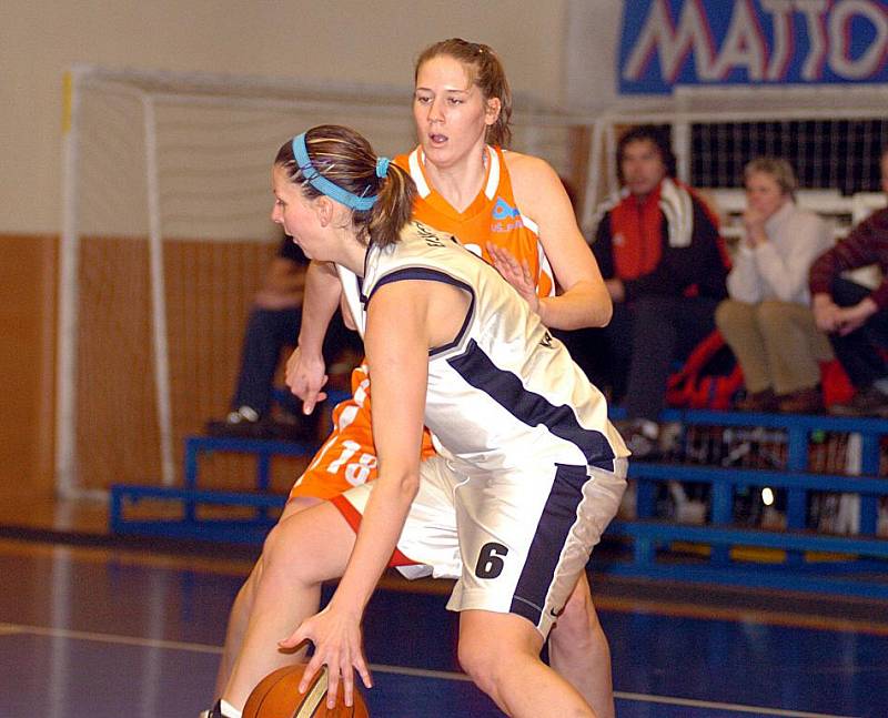 I ve čtvrtém kole nadstavby uspěly karlovarské basketbalistky. Na své palubovce pokořily nováčka soutěže VŠ Praha (v oranžovém) v poměru 69:66.