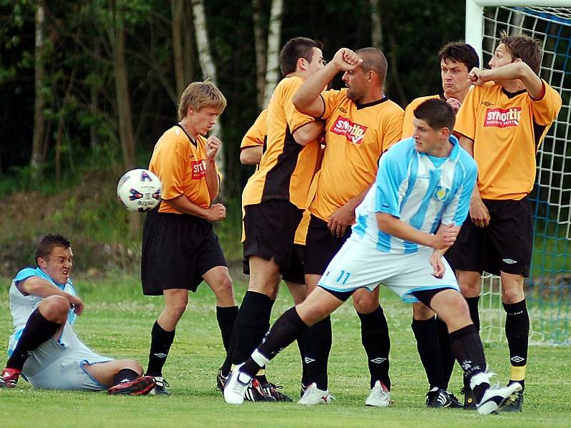 V závěrečném kole krajského přeboru se loučili hráči Unionu Cheb (v pruhovaném) zas­louženou výhrou v poměru 6:1, kterou smázli tým Ostrova.