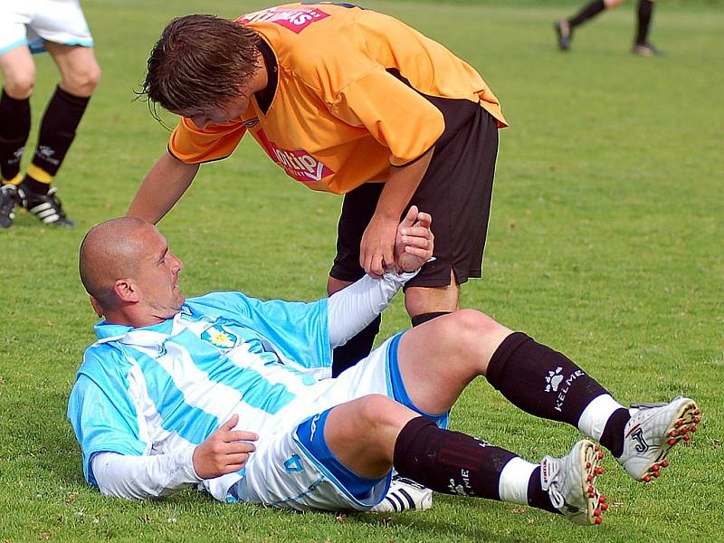 V závěrečném kole krajského přeboru se loučili hráči Unionu Cheb (v pruhovaném) zas­louženou výhrou v poměru 6:1, kterou smázli tým Ostrova.