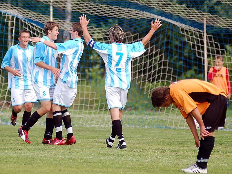 V závěrečném kole krajského přeboru se loučili hráči Unionu Cheb (v pruhovaném) zas­louženou výhrou v poměru 6:1, kterou smázli tým Ostrova.