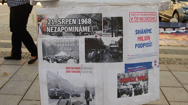 Asi stovka lidí se včera sešla v karlovarské Zeyerově ulici, aby zavzpomínali na okupaci vojsky Varšavské smlouvy 21. srpna roku 1968.