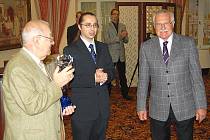 Šachový velmistr Viktor Korčnoj (vlevo) převzal od prezidenta republiky Václava Klause cenu Chess Legend Award.