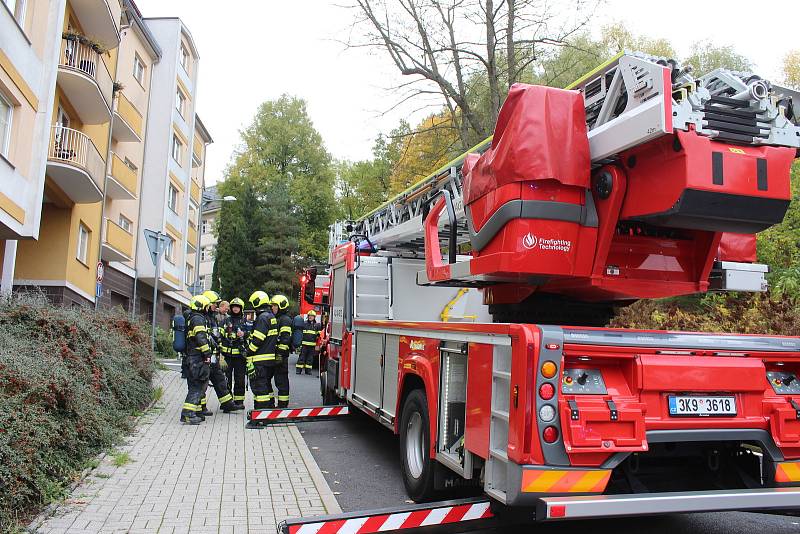 Požár zcela zničil byt v podkroví. Obyvatelé našli dočasný azyl v hotelu.