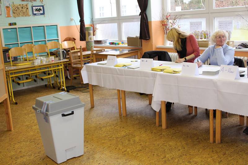 Jedna z volebních místností, kde občané Karlových Varů hlasovali v prvním místním referendu byla i v Základní škole Dukelských hrdinů.
