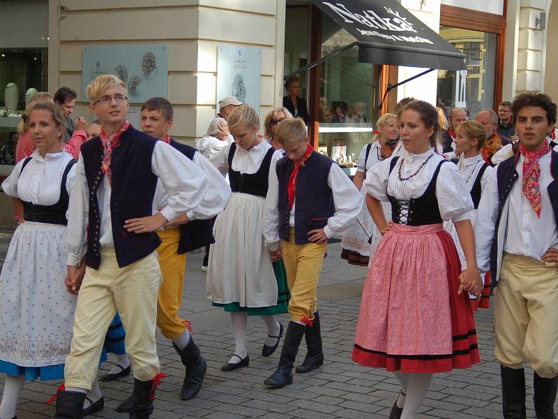 Z Karlovarského folklorního festivalu.