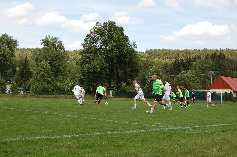 SIGI TEAM PROTI POTŮČKŮM se postavil na sobotní benefici. Zápas nakonec skončil 10:4 ve prospěch fotbalových hvězd, o výsledky tu ale vůbec nešlo.