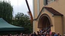 Kostel Povýšení svatého Kříže v karlovarských Rybářích může od soboty opět zvonit.