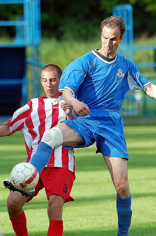 Ve 24. kole okresní fotbalové III. třídy Verušičky (v modrém) udolaly v Dalovicích místní rezervu (v pruhovaném) v poměru 3:2.