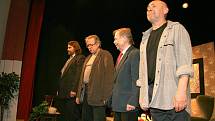 Protest. Zleva: Radek Bár, režisér Andrej Krob, autor hry Václav Havel a Karel Beseda.