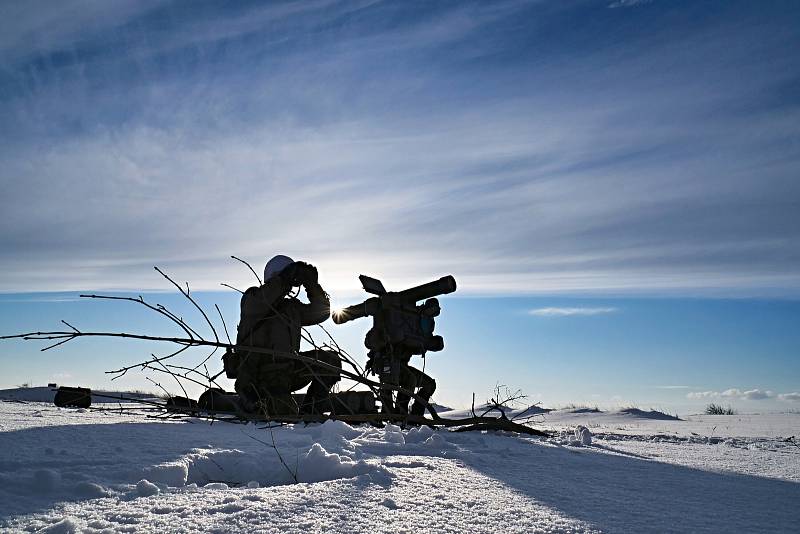 Družstvo RBS-70 v palebném postavení.