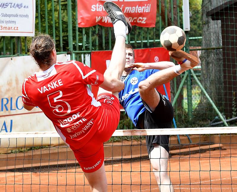 Skalp úřadujícího mistra extraligy si připsal na své konto karlovarský SK Liapor Witte (v červeném), který pokořil Vsetín 6:4.