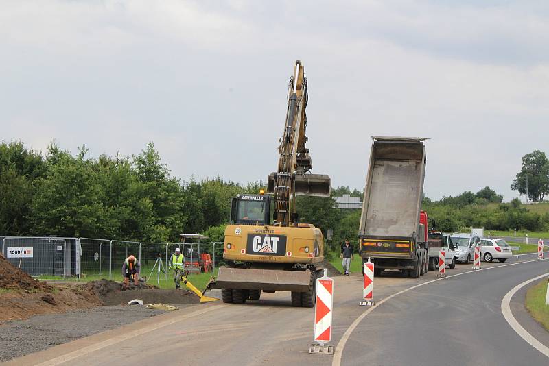 Sjezd z průtahu bude od září bezpečnější. Rampa se nyní předělává.