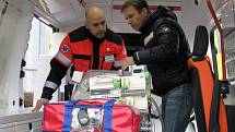 Nová převozová sanitka, speciálně určená pro transport novorozenců, vyšla na 2,6 milionu korun a zaplatil ji Karlovarský kraj.