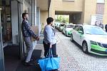 Jedenáct taxíků rozváželo v pátek materiál i komisaře do volebních komisí na území města Karlovy Vary.