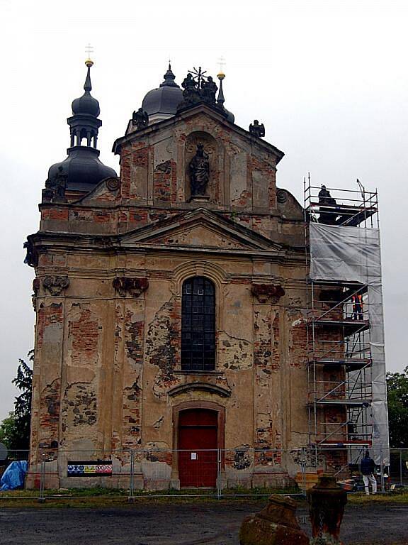 Při opravách kostela ve Valči byla nalezena neznámá hrobka