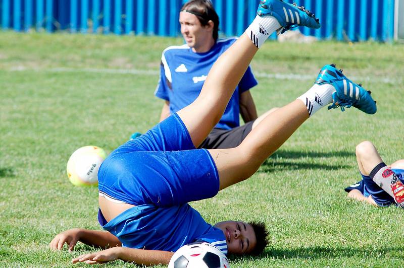 Nejdek žil po celý týden fotbalovým kempem Josefa Hamouze Nejdek – Pět dní. Tak dlouho trval na nejdeckém stadionu premiérový fotbalový kemp Josefa Hamouze, tedy nejdeckého odchovance a například mistra ligy v dresu Slovanu Liberec. Kempu se zúčastnilo ce