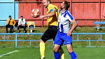 Karlovarská Lokomotiva uhrála nerozhodný výsledek 1:1 v derby s Hroznětínem (ve žlutém).