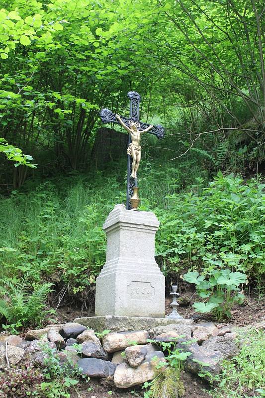 Kříž poblíž studánky, kterou spolek obnovuje.