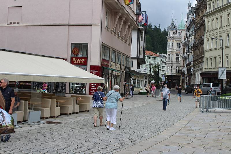 Ulice karlovarského lázeňského území jsou opět plné lidí.