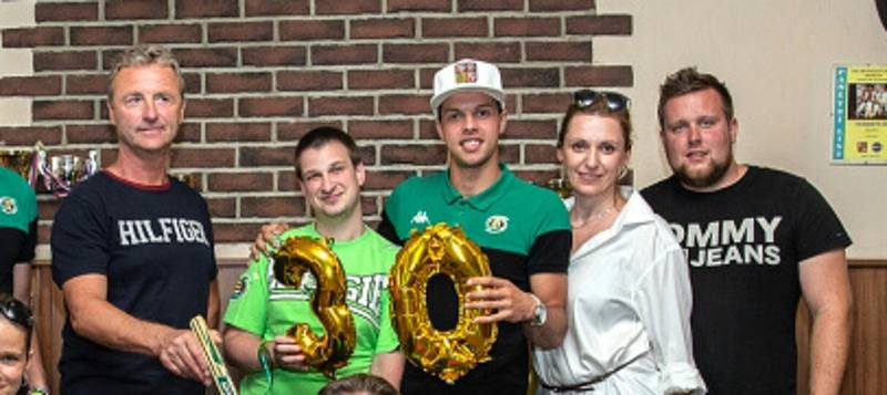 Michal Šindelář slavil 30. narozeniny a popřát mu přišli i hráči HC Energie.