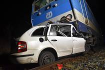 Střet vlaku s osobním autem na přejezdu u Vokova na Chebsku.