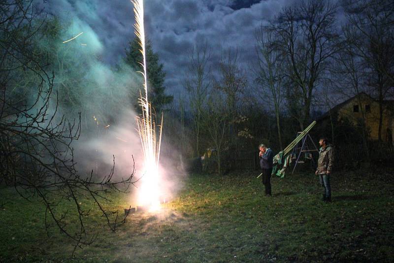 Příchod nového roku slavily tisíce lidí ve velkých městech Karlovarského kraje, ale i v malých obcích. Sousedé a přátelé se tak sešli například v Hlavně na Sokolovsku, kde si užívali té pravé silvestrovské zábavy a nechyběl ani půlnoční ohňostroj.