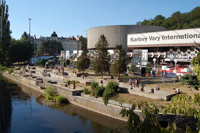 Davy filmových návštěvníků opanovaly Karlovy Vary.