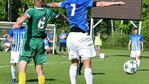 Ostrovský FK (v modrém) si připsal na účet velmi cennou výhru, když v derby pokořil karlovarský 1.FC (v zeleném) v poměru 3:2.