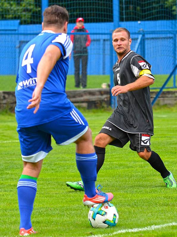 V úvodním kola krajského přeboru nejdecký FK (v modrém) nestačil na nováčka z Františkových Lázní (v černém), kterému podlehl 2:3.