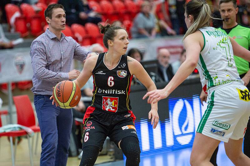 Utkání o třetí místo českého poháru v basketbalu žen, Final 4 v Karlových Varech, BS DSK Basketball Nymburk KV - BLK Slavia Praha (v červených dresech).