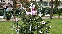 Na adventních trzích v Karlových Varech zdobily děti z mateřských školek vlastní vánoční stromečky.