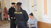 Matka, která útočila na své dvě malé děti nožem, u Okresního soudu v Karlových Varech. Ten rozhodl o uvalení vazby.