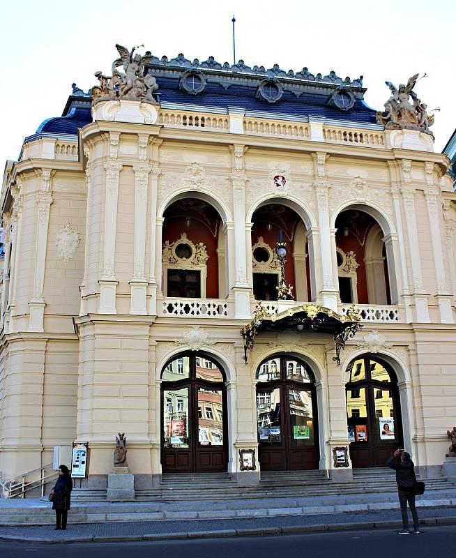 Karlovarské městské divadlo je po částečné rekonstrukci zase o něco hezčí.