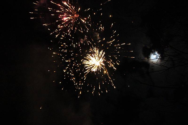 Příchod nového roku slavily tisíce lidí ve velkých městech Karlovarského kraje, ale i v malých obcích. Sousedé a přátelé se tak sešli například v Hlavně na Sokolovsku, kde si užívali té pravé silvestrovské zábavy a nechyběl ani půlnoční ohňostroj.