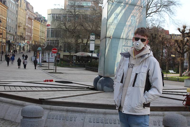 Obyvatelé Karlových Varů se chrání, co můžou - rouškami, šátky, někdo má i respirátor.