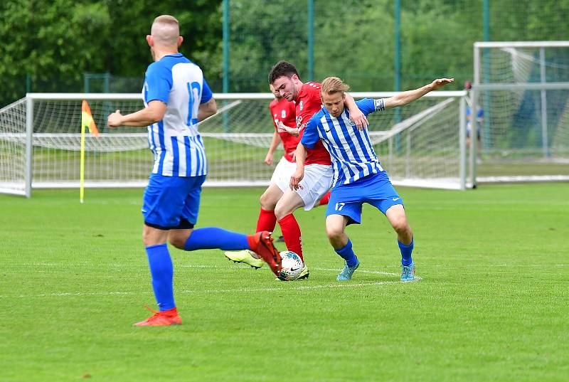 Fotbalisté Ostrova remizovali v předposledním kole s Českým Brodem 1:1, ale na záchranu v soutěži to nestačilo, jelikož Slaný obstál v derby s Kladnem, a definitivně tak ukončil šance ostrovského výběru na záchranu v divizní soutěži.